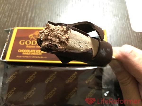 『ゴディバ チョコレートアイスバー ダブルチョコレート』ゴディバの上質チョコレートを余すことなく楽しめるアイスが出たぞ！